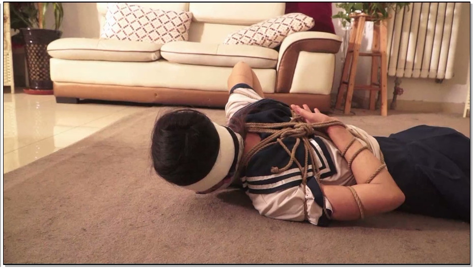 【逍遥】美女夏炎的入室劫难1（黑丝、棉袜塞嘴、胶布绷带多重封嘴、驷马封眼