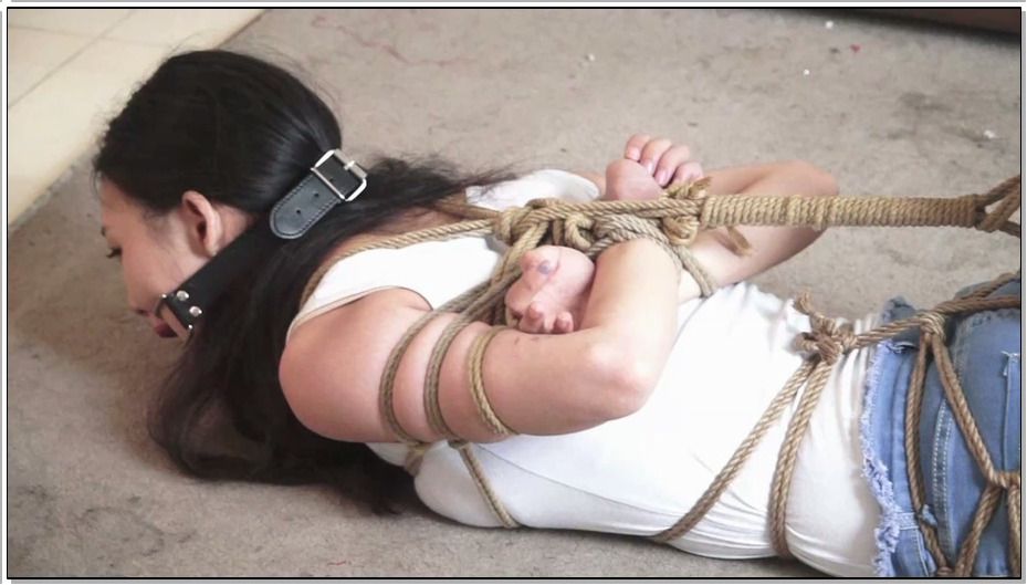 【逍遥】清纯妹子依然 牛仔裤手铐项圈爬行K9 然后驷马口枷 吊绑 马具口球挣扎 时间一小时