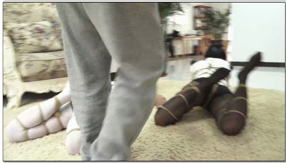 【逍遥】双娇犬缚02 超罕见！双人丝袜美女犬 全程挣扎爬行 超长时间tk挠痒双人丝袜美脚
