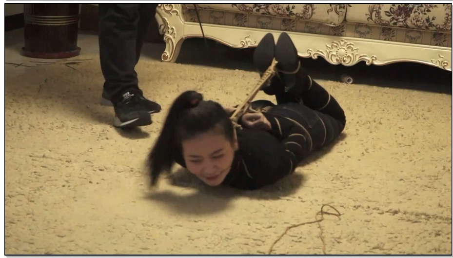 【逍遥】小美女家中被各种捆绑调教