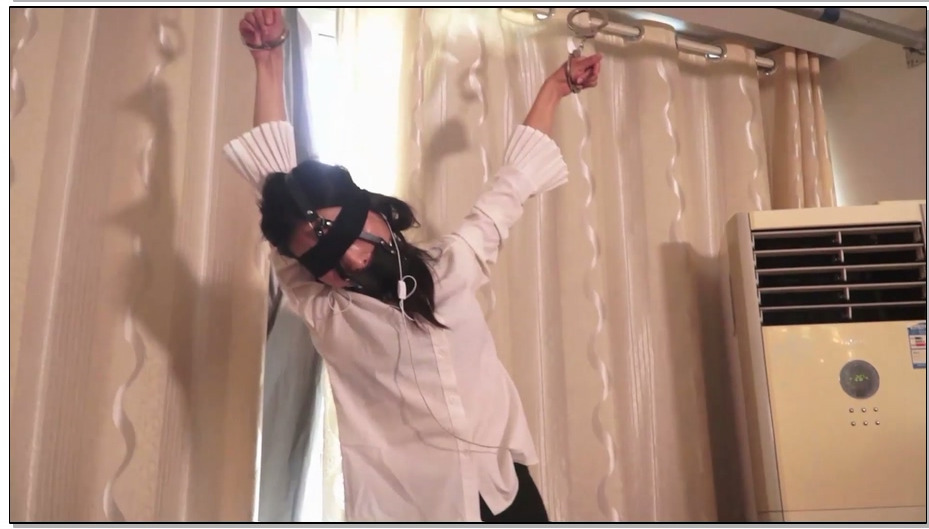 【逍遥】女记者被劫持囚禁 手铐固定+囚禁挣扎