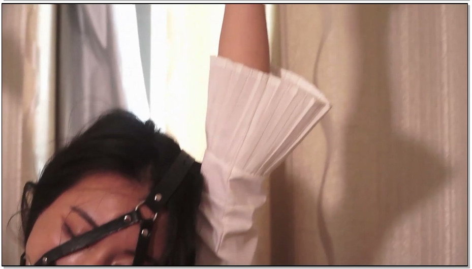 【逍遥】女记者被劫持囚禁 手铐固定+囚禁挣扎