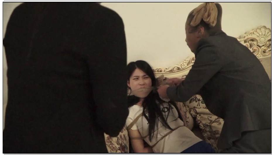 【逍遥】入室抢劫01.白丝妹子在家遭遇两丝袜套头女劫匪入室抢劫,迷晕,原味堵嘴,驷马放置