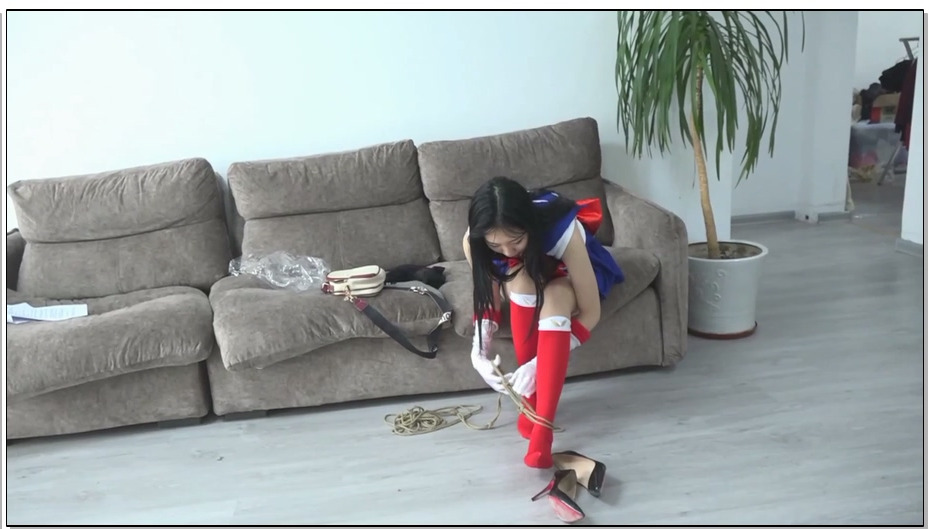 【逍遥】狂野之间的对决 – 上 美少女自缚的癖好在自缚中被发现惨遭捆绑虐待