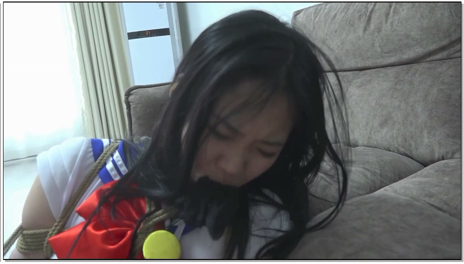 【逍遥】狂野之间的对决 – 上 美少女自缚的癖好在自缚中被发现惨遭捆绑虐待