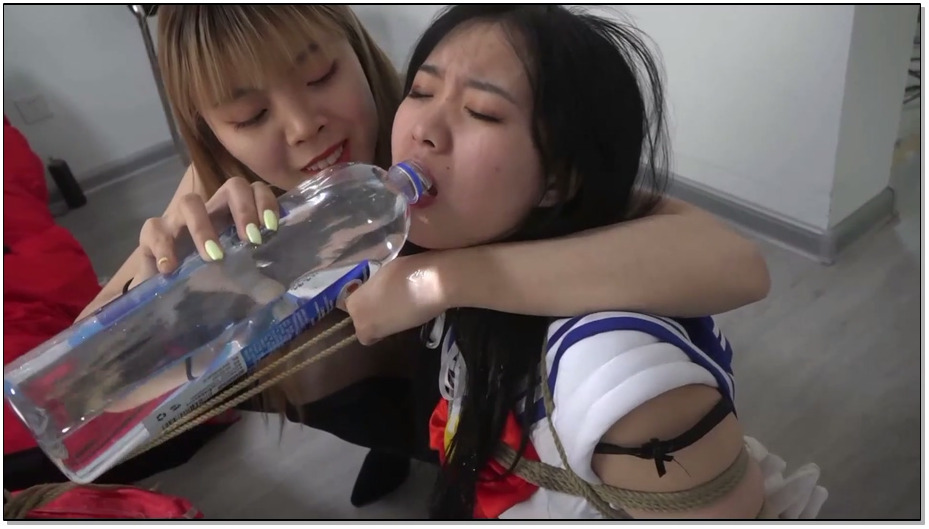 【逍遥】狂野之间的对决 – 上 美少女自缚的癖好在自缚中被发现惨遭捆绑虐待