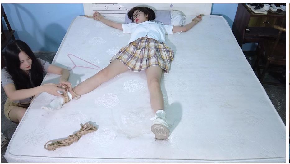 【樱束原创】叛逆的小妹 暑假已经过去半个月叛逆的小妹缨子依旧天天玩手机不看书写作