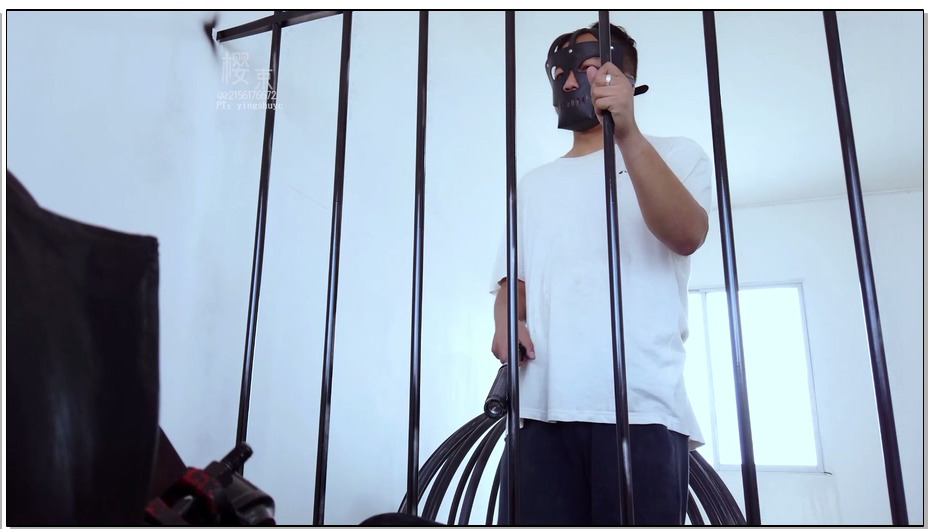 【樱束原创】尾随屠夫之野外抓奴 小丽下班被变态屠夫看上，并且尾随小丽到家门口，将…