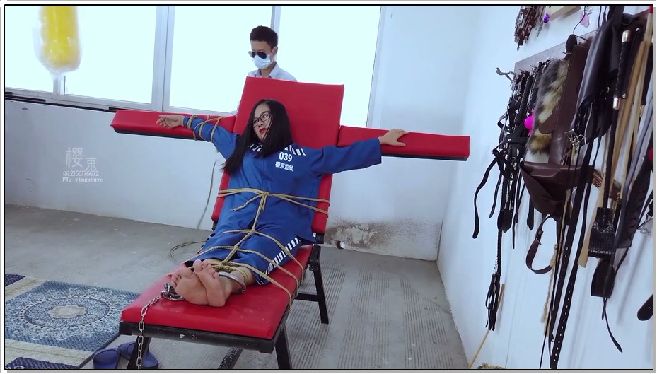 【樱束原创】囚禁妻奴 上 丈夫要求将妻子终身囚禁在牢房中,并自愿接受一…