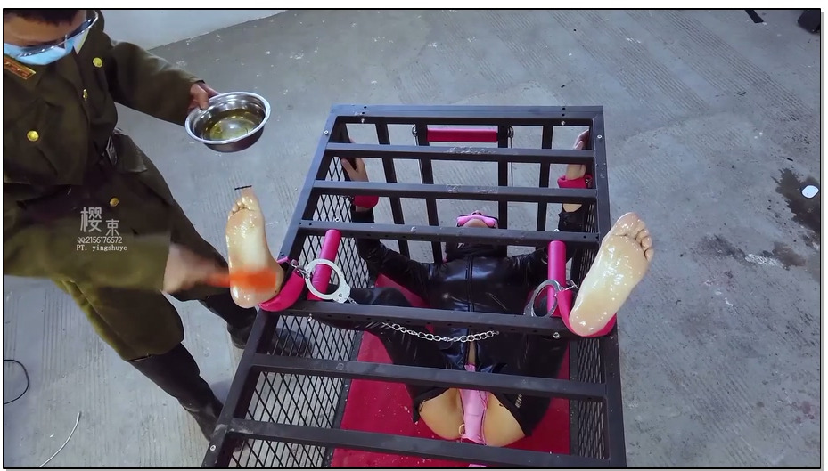 【樱束原创】侠盗燕子之笼中虐足 燕子夜行到军统偷地下人员名单，经过激烈搏斗最终被…