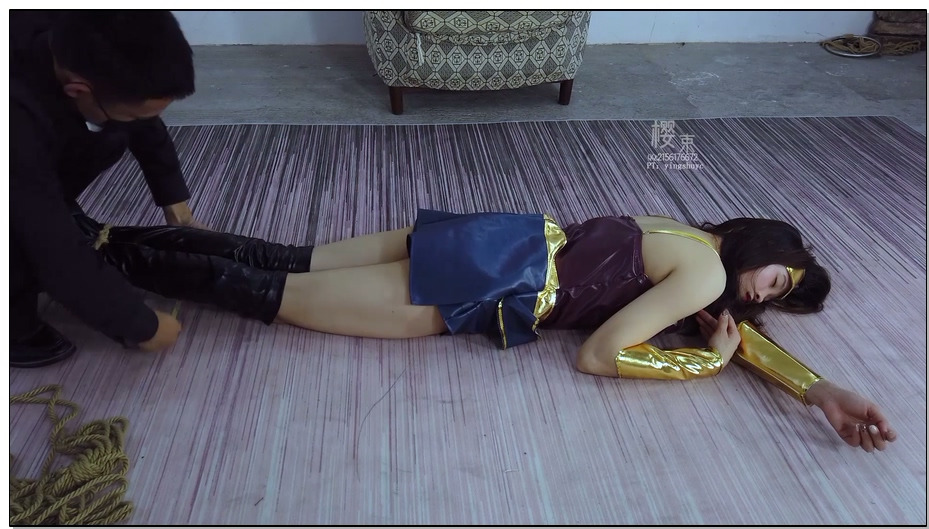 【樱束原创】神奇女侠之偷袭女侠 女侠深入敌营获取犯罪证据，不料却被匪徒偷袭电晕，…