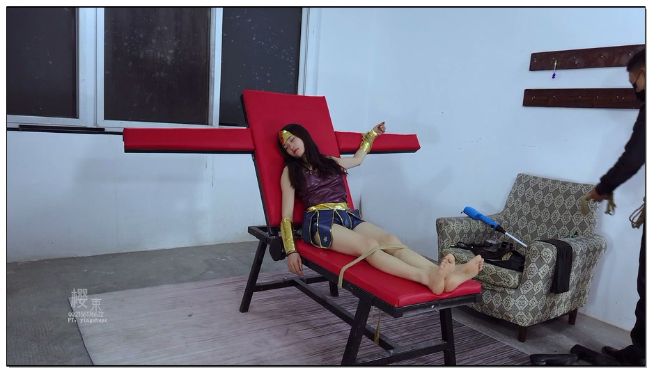 【樱束原创】神奇女侠之女侠虐足 女侠深入敌营获取犯罪证据，不料却被匪徒偷袭电晕，…