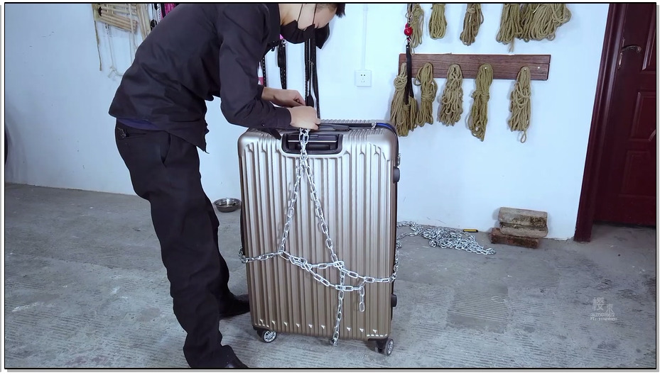 【樱束原创】尾随绑架空姐 空姐盈盈下机回家准备休息，谁知刚好撞上再家行窃的小偷，…