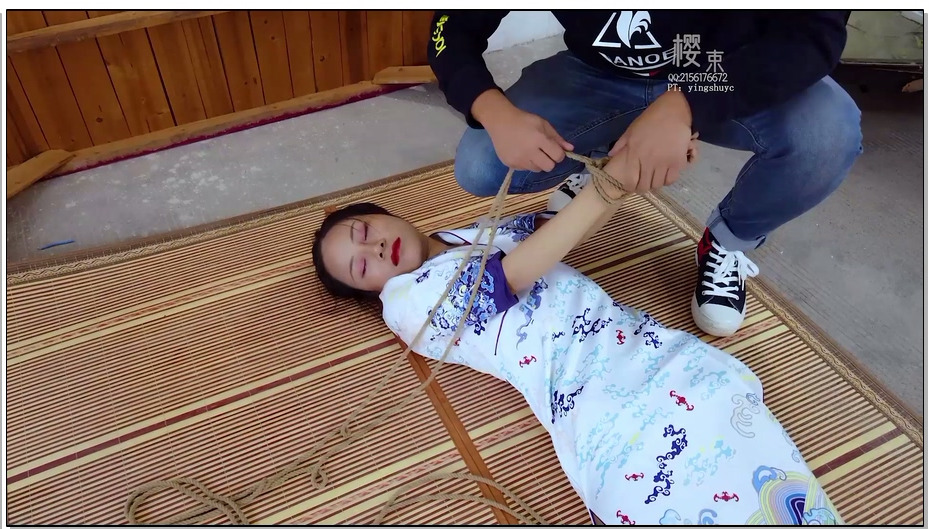 【樱束原创】房客空姐 上 空姐被房东催租产生分歧，房东一怒之下将空姐打晕，准备好好…