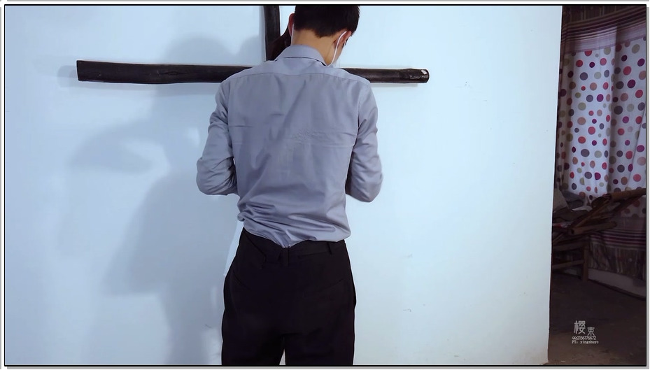 【樱束原创】哥哥的教训下 顽皮叛逆的妹妹整天玩手机，无血缘关系的哥哥看不下去，口..