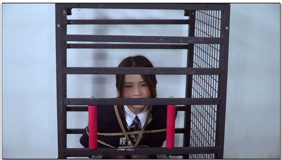 【樱束原创】猥琐大叔与萝莉1 佳佳这天放学回家，路过公园休息，被尾随的大叔用药迷倒… 