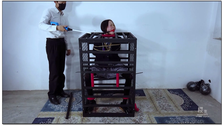 【樱束原创】猥琐大叔与萝莉1 佳佳这天放学回家，路过公园休息，被尾随的大叔用药迷倒… 