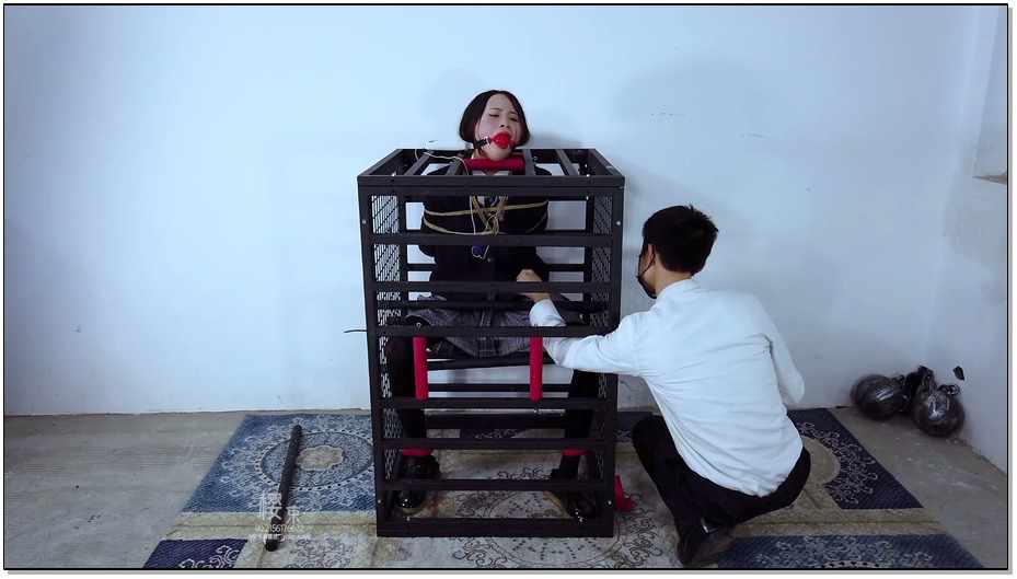 【樱束原创】猥琐大叔与萝莉1 佳佳这天放学回家，路过公园休息，被尾随的大叔用药迷倒… 