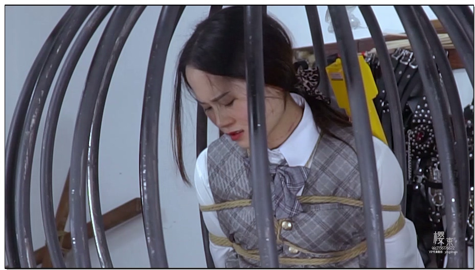 【樱束原创】猥琐大叔与萝莉四 球笼中的小萝莉，被带上蝴蝶口咖之后口水不断，再空中..