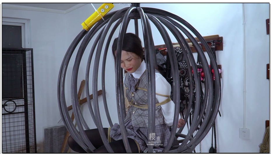 【樱束原创】猥琐大叔与萝莉四 球笼中的小萝莉，被带上蝴蝶口咖之后口水不断，再空中..