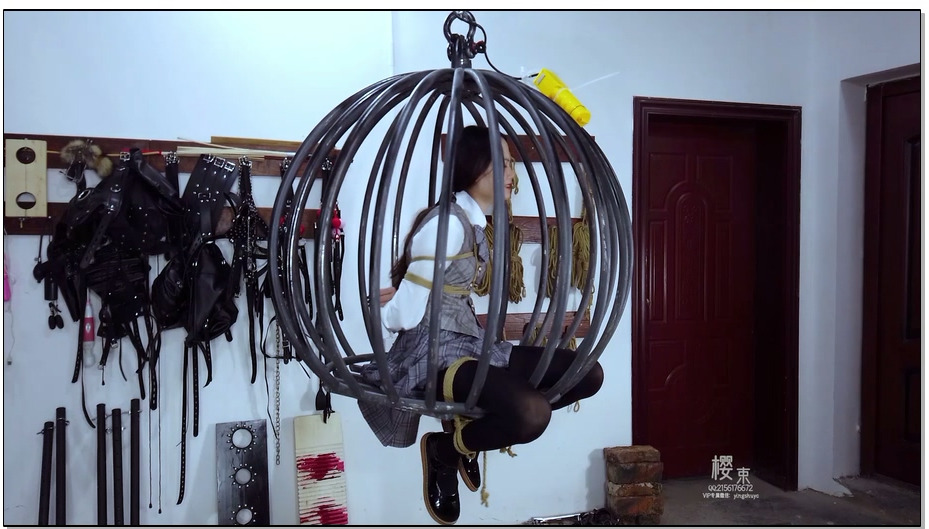 【樱束原创】猥琐大叔与萝莉四 球笼中的小萝莉，被带上蝴蝶口咖之后口水不断，再空中..