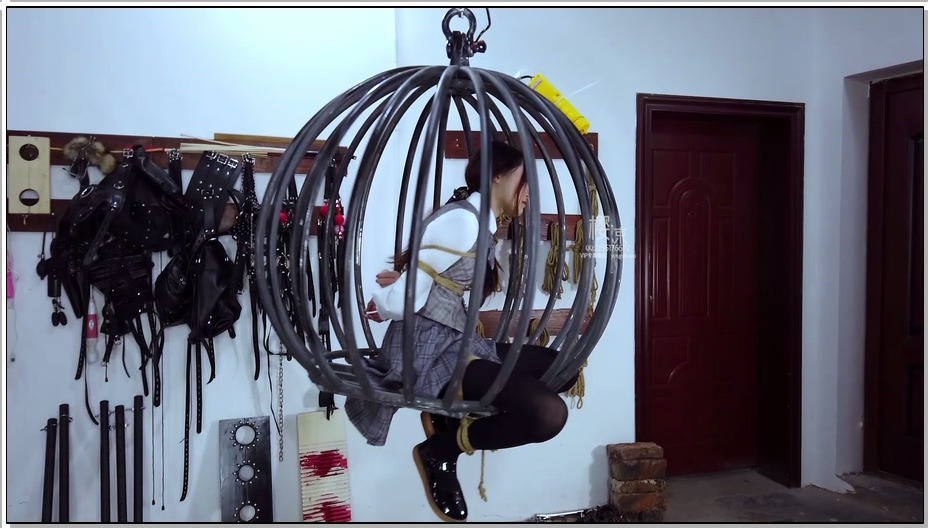 【樱束原创】猥琐大叔与萝莉四 球笼中的小萝莉，被带上蝴蝶口咖之后口水不断，再空中..