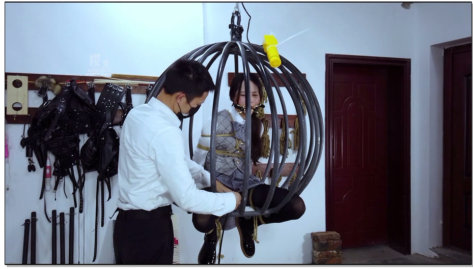 【樱束原创】猥琐大叔与萝莉四 球笼中的小萝莉，被带上蝴蝶口咖之后口水不断，再空中..