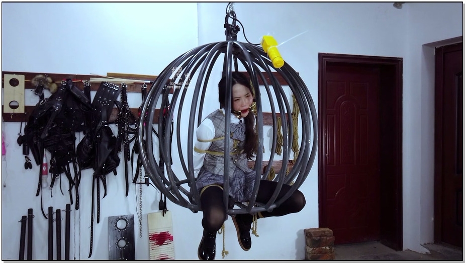 【樱束原创】猥琐大叔与萝莉四 球笼中的小萝莉，被带上蝴蝶口咖之后口水不断，再空中..