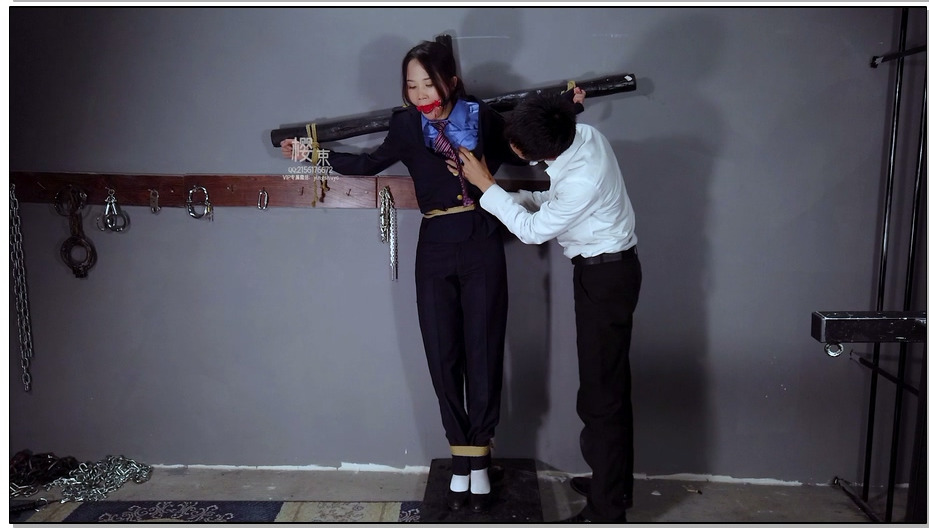 【樱束原创】诱骗女铁管下 高傲女铁管继续被绑十字架上被歹徒抚摸亵玩，剧烈挣扎