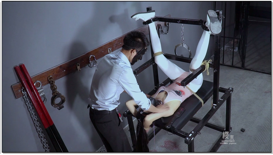 【樱束原创】汐洛养成计划-刑凳上的虐待上 汐洛圈养牢房，主人带到刑凳上固定捆绑，双..