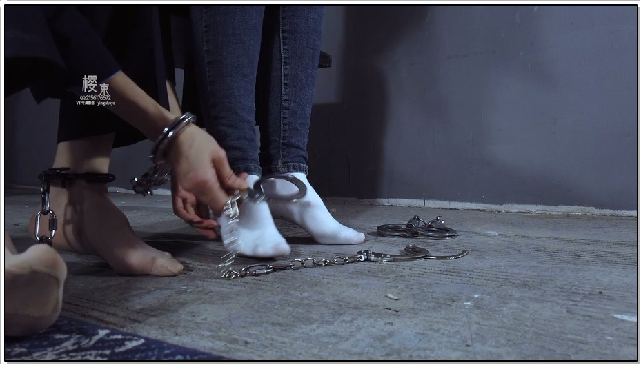 【樱束原创】两个爱足女孩的变态惩罚一 牢房惩罚两个犯错的漂亮爱足女孩!老虎凳上虐足…