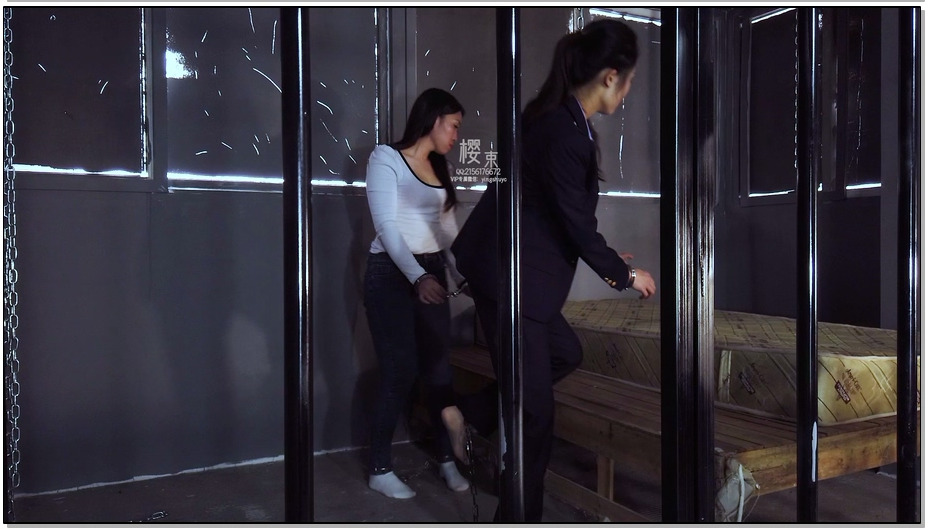 【樱束原创】两个爱足女孩的变态惩罚一 牢房惩罚两个犯错的漂亮爱足女孩!老虎凳上虐足…