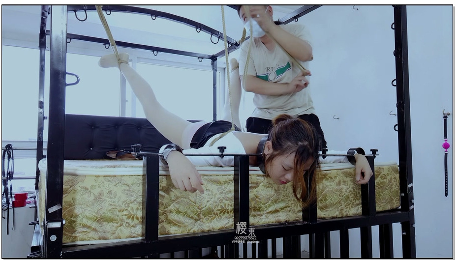 【樱束原创】床上的刺激游戏 床上大字捆绑，头手铁圈固定，双脚吊起！口球堵嘴口水直..