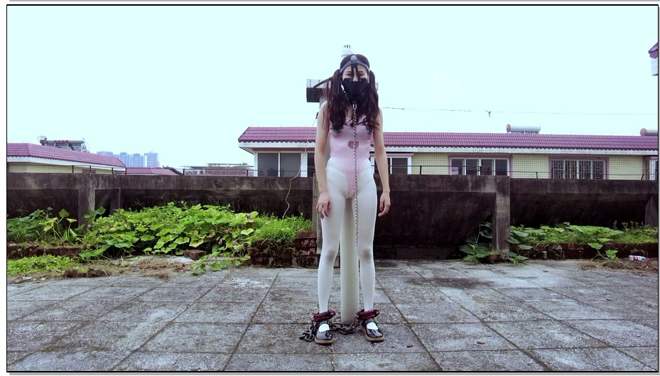 【樱束原创】汐洛不好好干农活被绑室外惩罚 今 汐洛带着重脚铐去除草干农活！拔草干活…