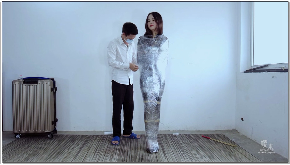 【樱束原创】保鲜膜全包木乃伊制作装箱 木乃伊人偶制作者今天收到客人寄来加工的货物…