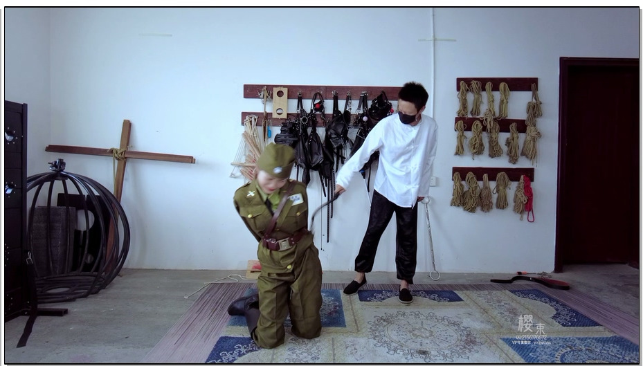 【樱束原创】女军官被俘反手吊鞭打审问上 