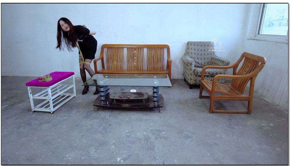 【樱束原创】美女业主被可怕的保安报复上 美女业主进小区没带证件被保安拦下并与其发..