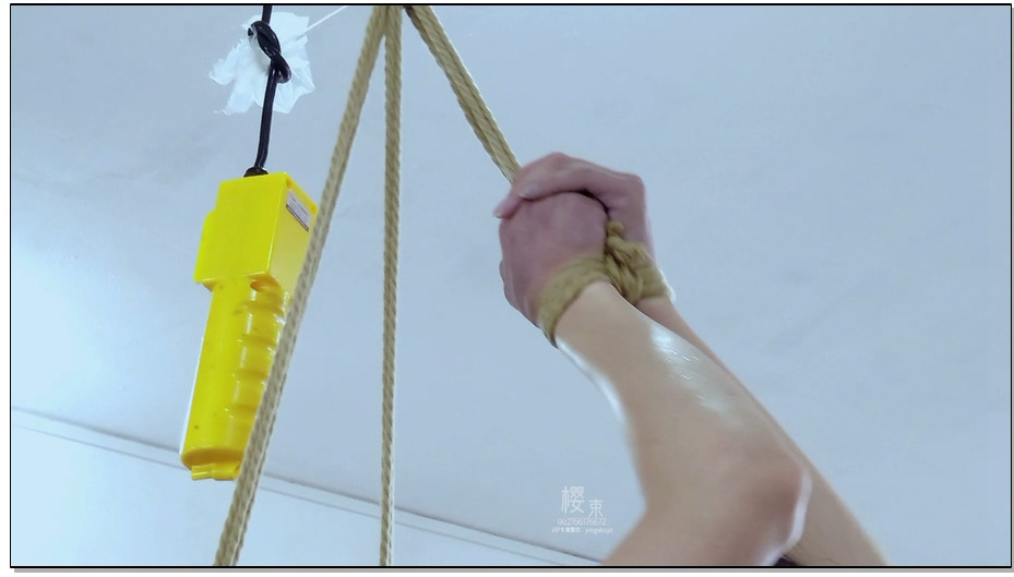 【樱束原创】美女业主被可怕的保安报复下 美女业主进小区没带证件被保安拦下并与其发… 