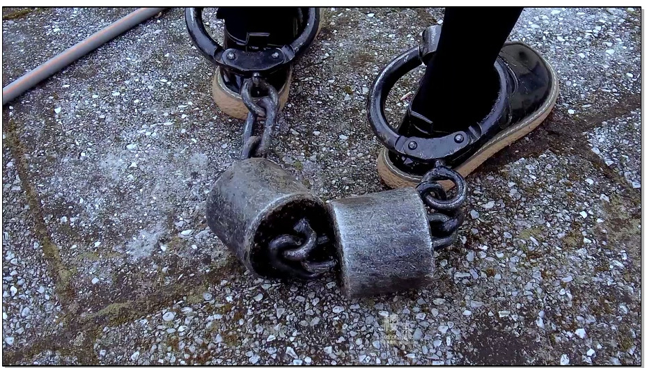 【樱束原创】学生毒贩被捕二 漂亮贩毒小姐姐因反抗行为被鞭打体罚后押回牢房被换上