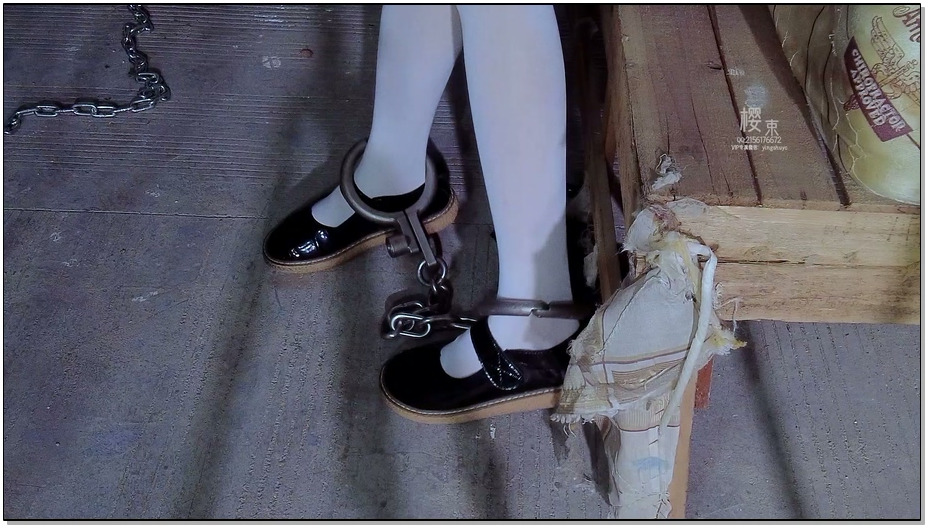 【樱束原创】学生毒贩被捕二 漂亮贩毒小姐姐因反抗行为被鞭打体罚后押回牢房被换上