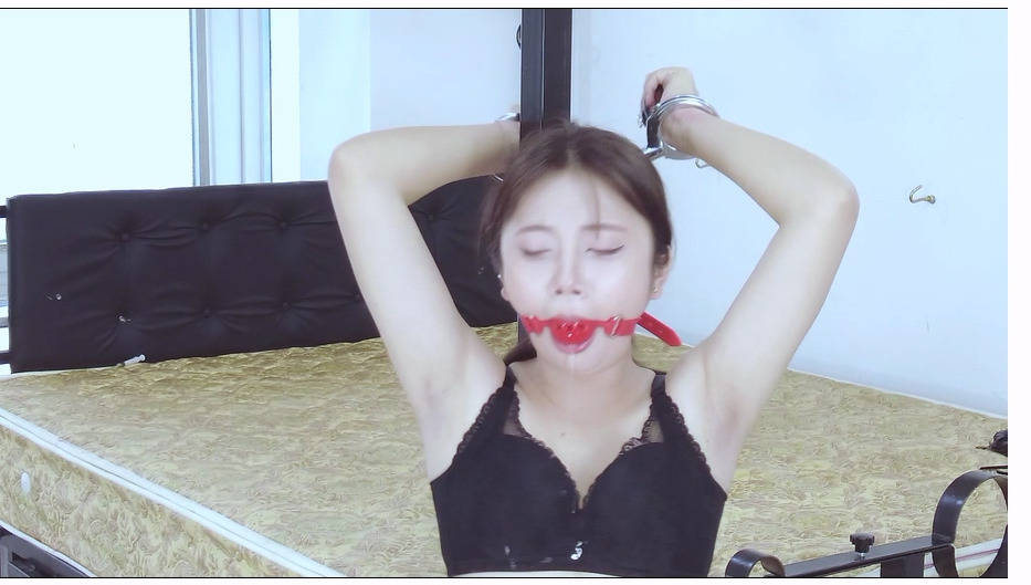 【樱束原创】哥哥的惩罚 哥哥为了惩罚考试成绩太差的妹妹给她带上口球、手铐脚铐