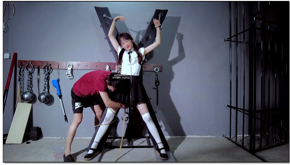 【樱束原创】学生毒贩被捕三 漂亮的贩毒壞女孩戴着镣铐在去指认现场的路上逃獄了! 