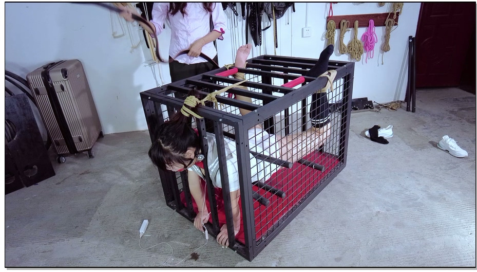 【樱束原创】恶母笼中训女 恶母为了撒气把女儿用狗项圈栓上拉进笼子里关起