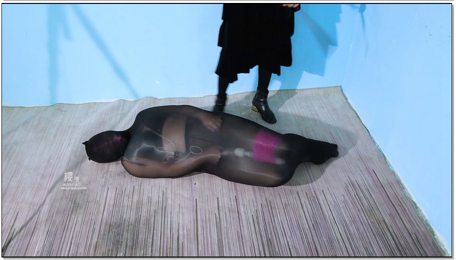 【樱束原创】多层丝袜全包装箱 彤彤被丝袜堵嘴胶带封嘴后[不可描述]塞胸，棒棒固定