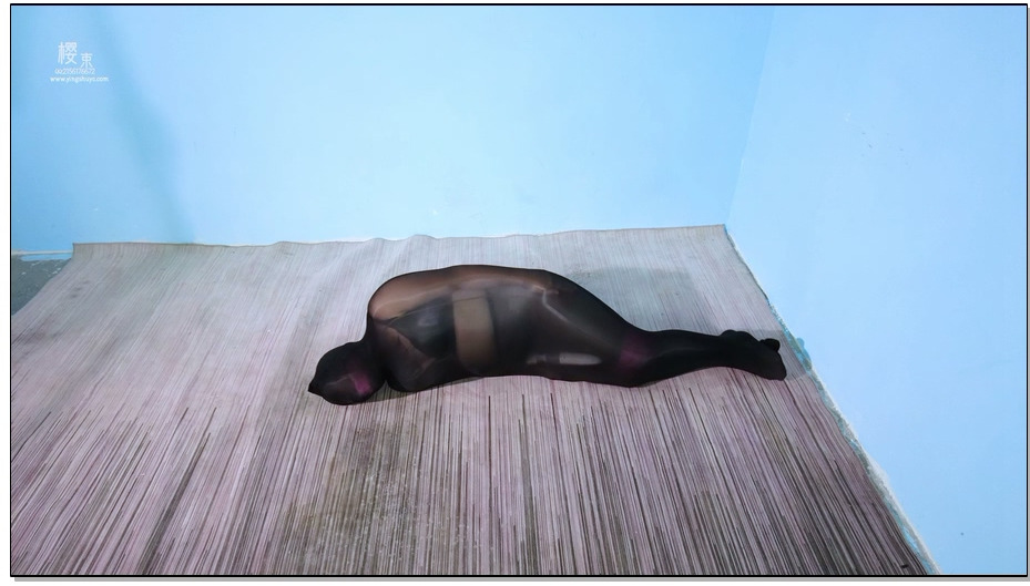 【樱束原创】多层丝袜全包装箱 彤彤被丝袜堵嘴胶带封嘴后[不可描述]塞胸，棒棒固定