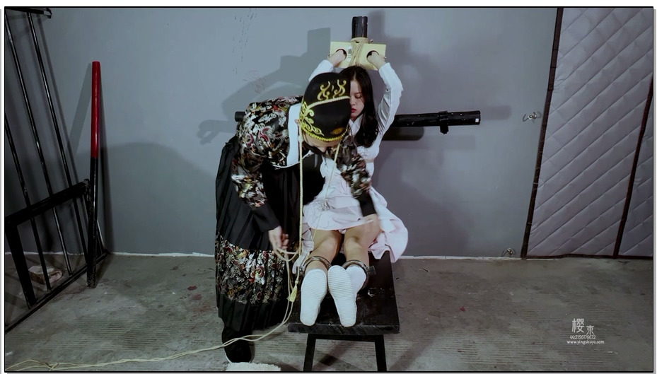 【樱束原创】审讯潘金莲案 牢房提审潘金莲将她押至老虎登上固定垫砖狠狠的抽打逼问她 