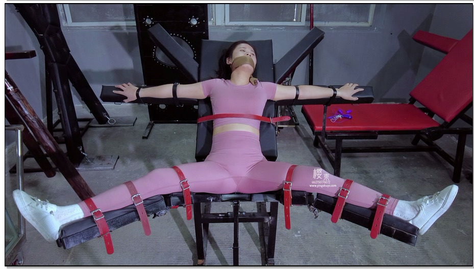 【樱束原创】盲盒第六季 模特带着沉重的手脚链押解到刑房中在六次幸运大转盘中自己转