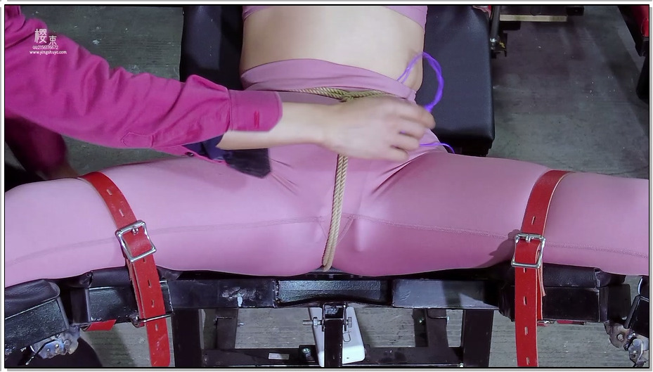 【樱束原创】盲盒第六季 模特带着沉重的手脚链押解到刑房中在六次幸运大转盘中自己转