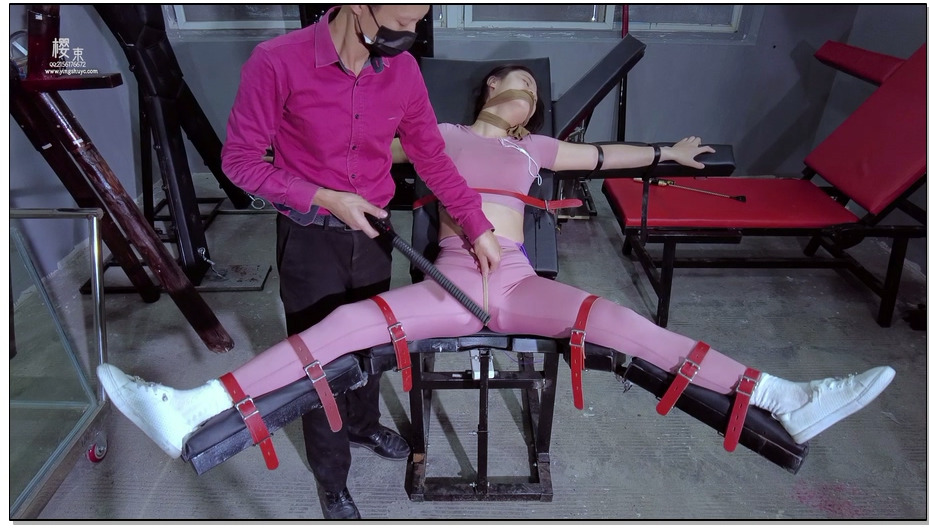 【樱束原创】盲盒第六季 模特带着沉重的手脚链押解到刑房中在六次幸运大转盘中自己转