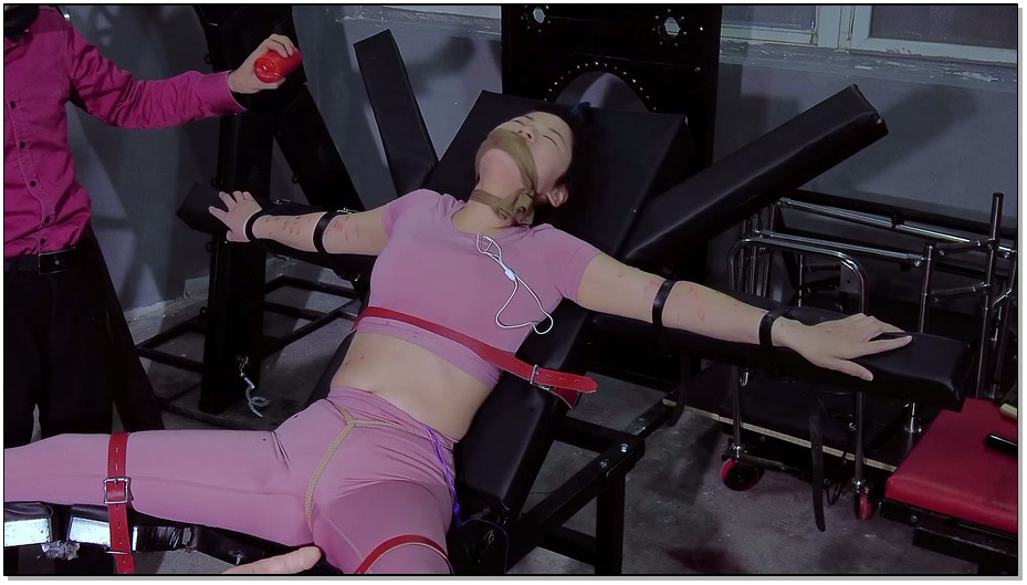 【樱束原创】盲盒第六季 模特带着沉重的手脚链押解到刑房中在六次幸运大转盘中自己转